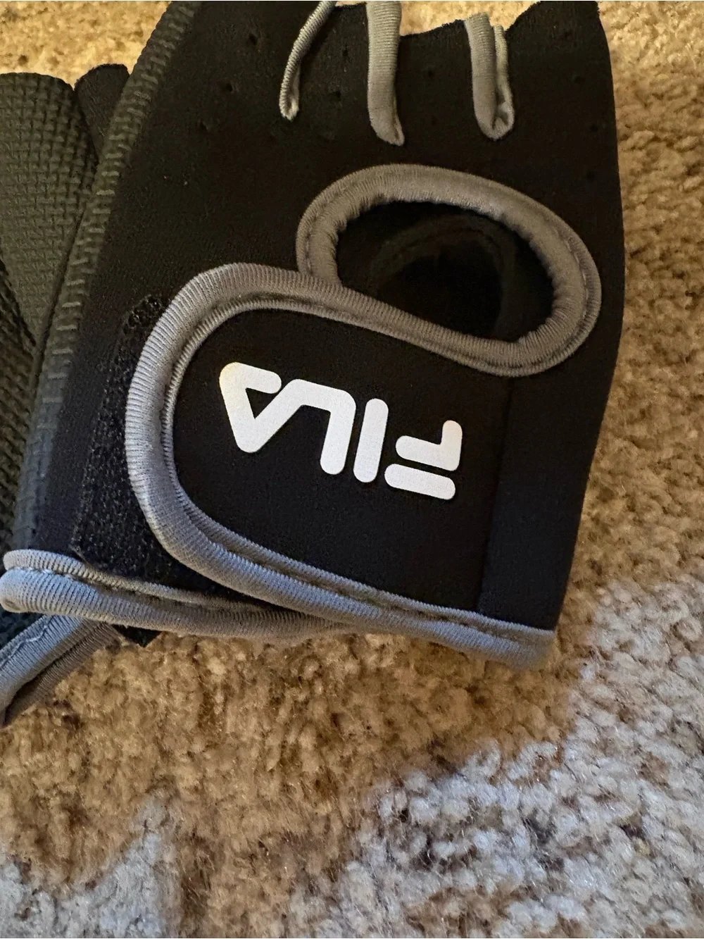 Fila new women’s workout gloves. Size small/medium